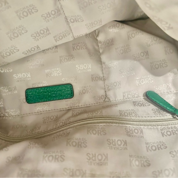 Michael Kors: Kelly Green, Hobo/ Crossbody - Picture 7 of 7